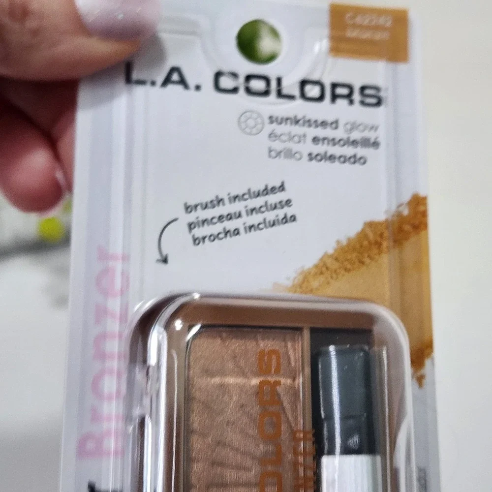L.A. COLORS Powder Bronzer - Bronze C62242 ~ 0.13 oz ~ New and Unopened